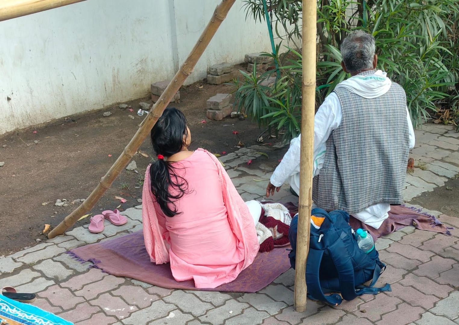 लखनऊ में एपीओ एक्जाम के पहले की कुछ विश्राम के क्षण -पिता और पुत्री की तस्वीर कुछ अलग ही संघर्ष बयां करती है