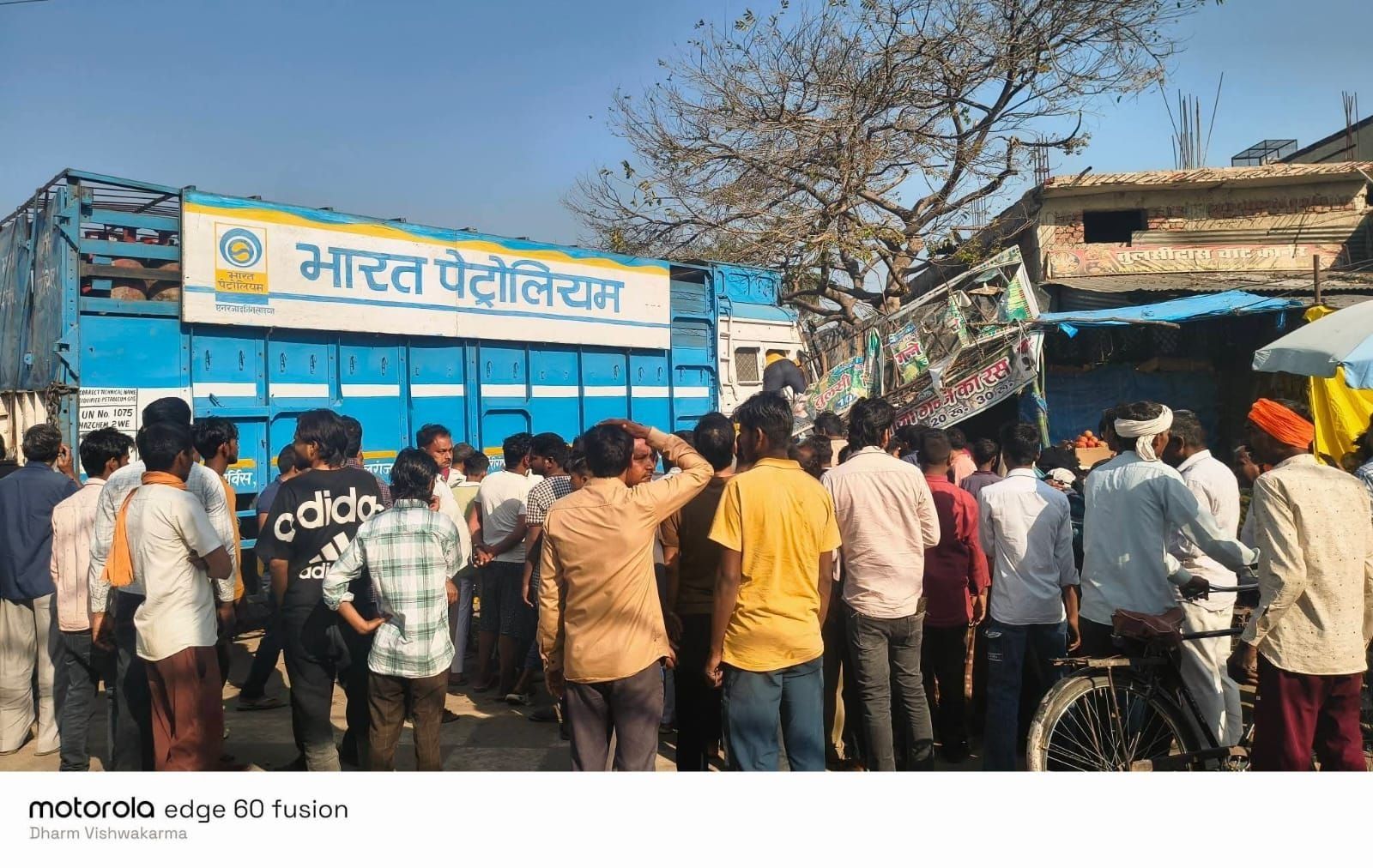  बालपुर रोड पर अनियंत्रित सिलेंडर लदा ट्रक दुकानों में घुसा, संयोगवश बचे राहगीर व दुकानदार