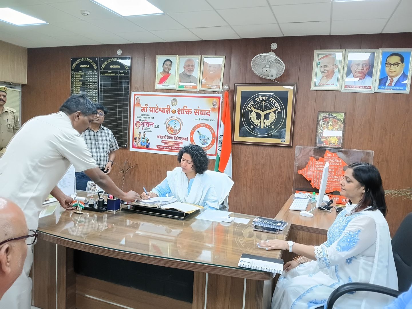 देवीपाटन मंडल में नवनियुक्त आयुक्त का आगमन, अधिकारियों ने किया स्वागत