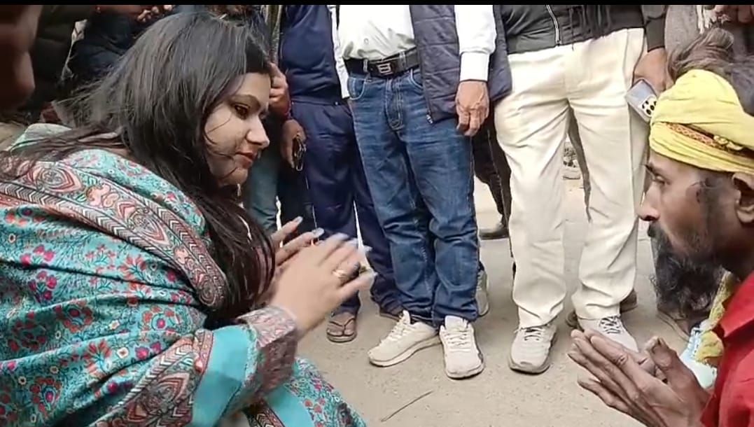 गरीबों के लिए फरिश्ता बनीं एसडीएम नेहा मिश्रा, दिव्यांग को दिलाई बैटरी ट्राई साइकिल