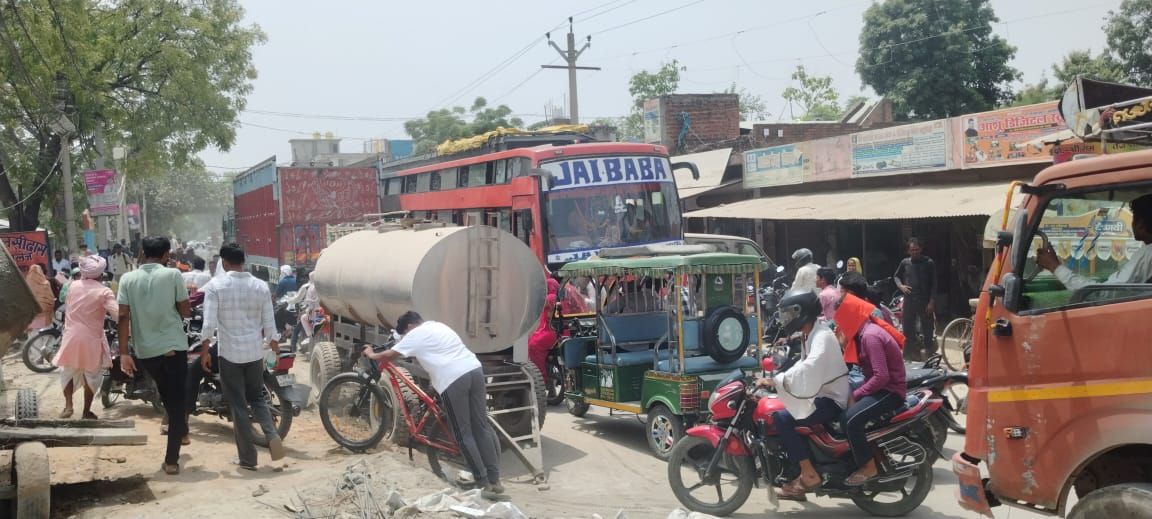 महीनों से केंचुआ गति से धीमी चाल में बन रहा नाला निर्माण, भीषण गर्मी में घंटों जाम से छात्र और राहगीर बेहाल