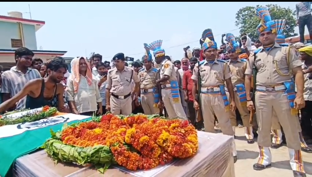 ट्रेनिंग के दौरान हार्ट अटैक से सीआरपीएफ हवलदार का निधन, तिरंगे में लिपटकर गांव पहुंचा पार्थिव शरीर, सैनिक सम्मान के साथ