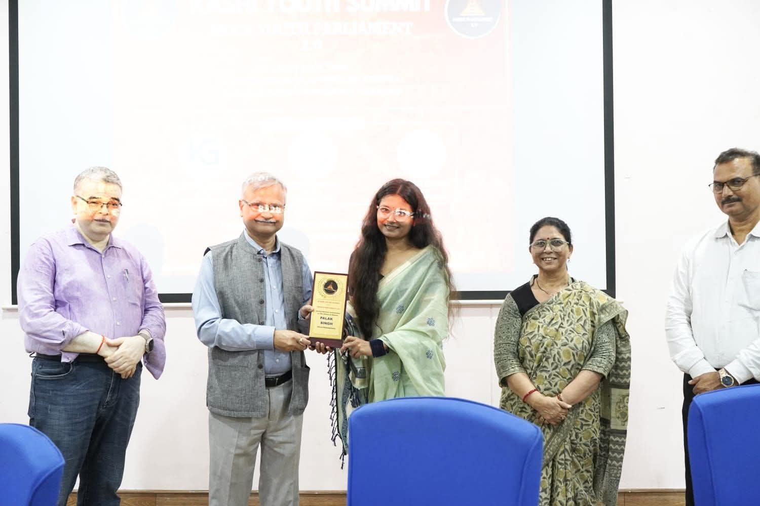 काशी हिंदू विश्वविद्यालय में गोंडा की बेटी पलक सिंह को गोल्ड मेडल देकर कुलपति ने किया सम्मानित   