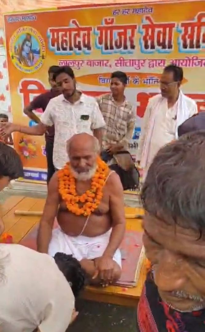 जगह जगह बंदन पूजन लगभग पचास हजार कावरिया करेंगे छोटी काशी गोला में जलाभिषेक शिव शक्ति सनातन सेवा समिति का भव्य आयोजन 