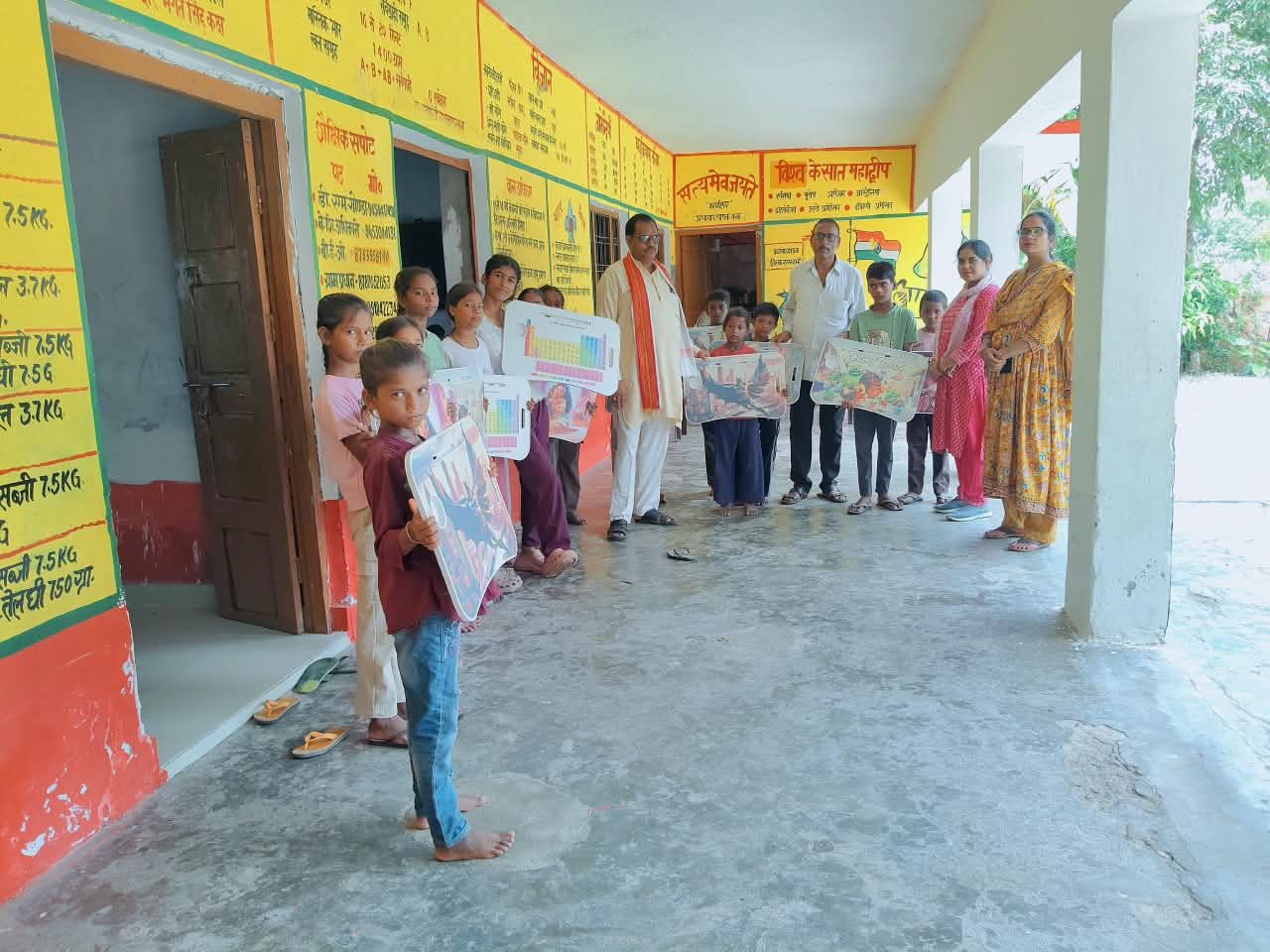 स्टडी टेबल पाकर खिले मेधावी बच्चों के चेहरे