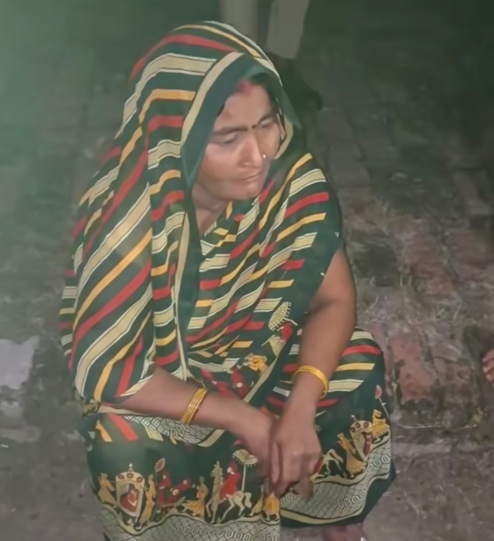 परिवार से नाराज महिला सरयू में डूबने पहुंची, ग्रामीणों और पुलिस की सूझबूझ से बची जान