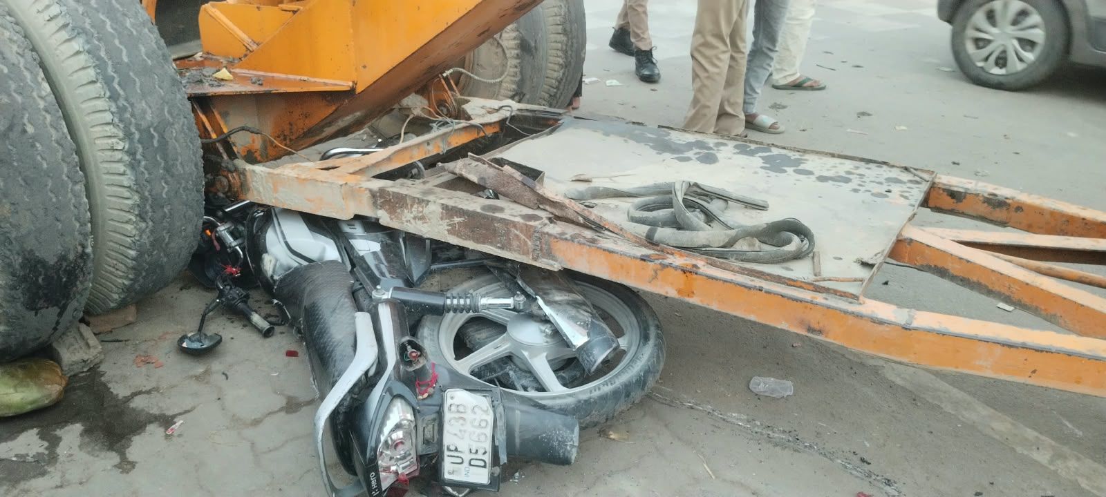 बेकाबू क्रेन ने तीन बाइकों को मारी टक्कर, बाइक क्षतिग्रस्त, चालक फरार