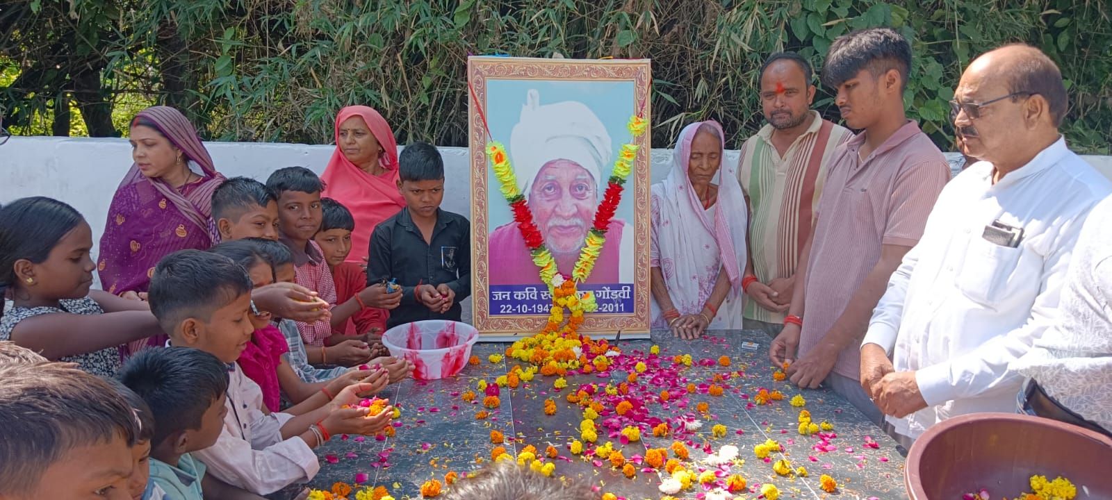 अदम गोंडवी की जयंती पर नम हुईं आंखें, समाधि पर अर्पित हुए श्रद्धा के फूल