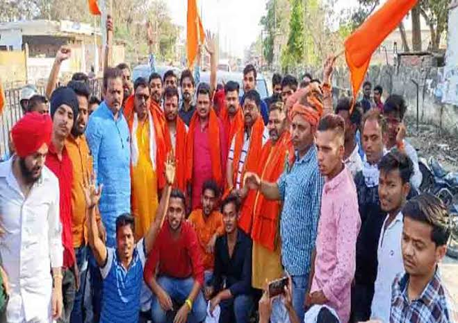 V H P के जिला अध्यक्ष आशीष श्रीवास्तव बिल्लू के बच्चों पर सुल्तानपुर में हुआ हमला