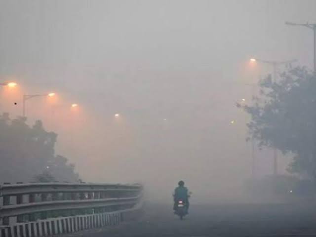 दिल्ली एनसीआर में गाजियाबाद सबसे प्रदूषित शहर ;गाजियाबाद बना गैस का चेंबर ;बूढ़े बच्चे बीमार आंखों में जलन और सांस लेने में हो रही है दिक्कत- प्रशासन मूकदर्शक