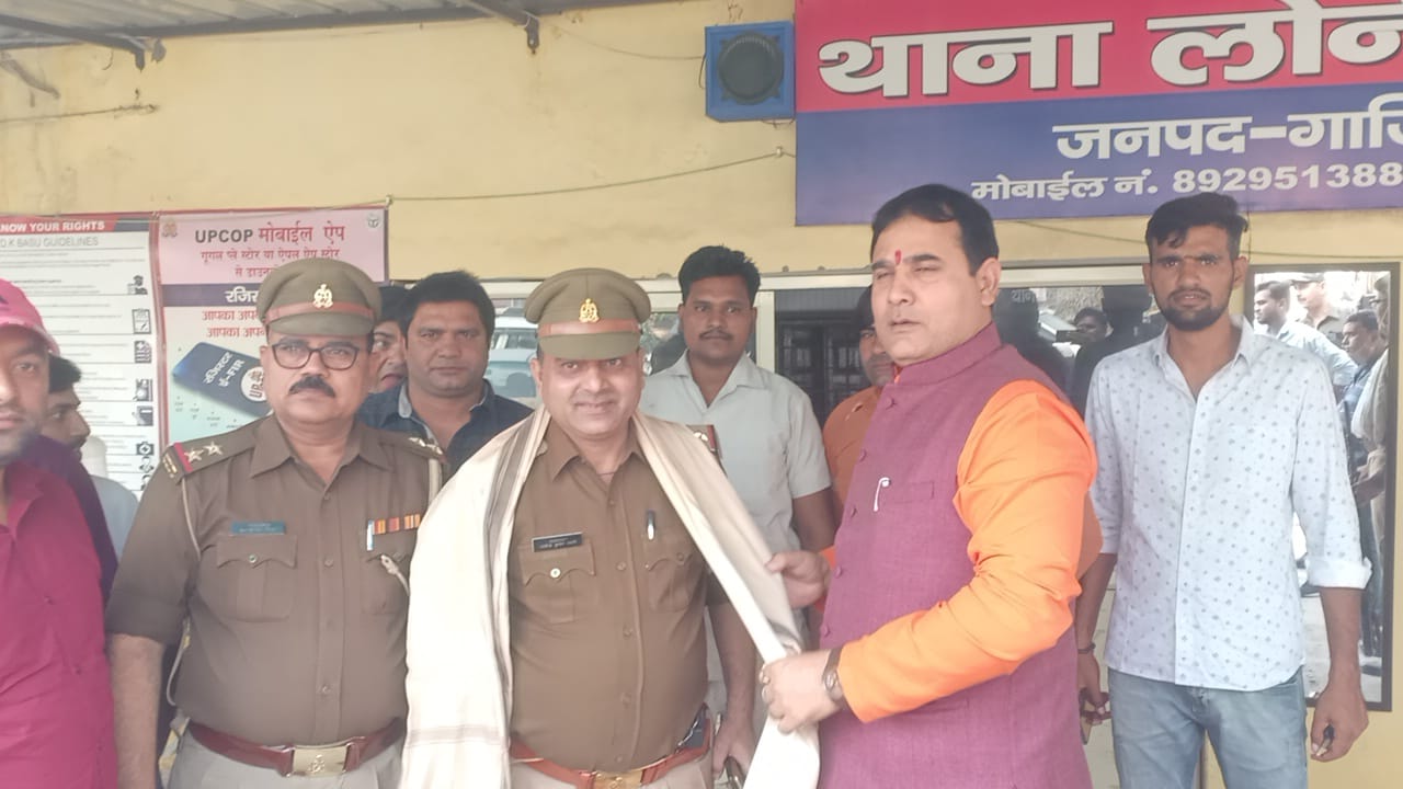गाजियाबाद थाना लोनी बॉर्डर में गौ तस्करों के साथ जबरदस्त मुठभेड़ के बाद बदमाशों की गिरफ्तारी  से खुश होकर विधायक नंदकिशोर गुर्जर ने थानाध्यक्ष लोनी बॉर्डर को किया सम्मानित