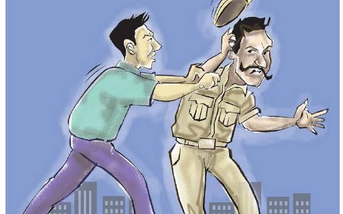 ब्रेकिंग न्यूज़ फर्रुखाबाद में कैदियों ने किया जेलर और डिप्टी जेलर पर हमला मामला जिला जेल फर्रुखाबाद का है जिसमें जिला जेल में जेलर एवं डिप्टी जेलर पर हमले की खबर है आला अधिकारी मौके पर पहुंच चुके है जांच एवं छानबीन जारी है