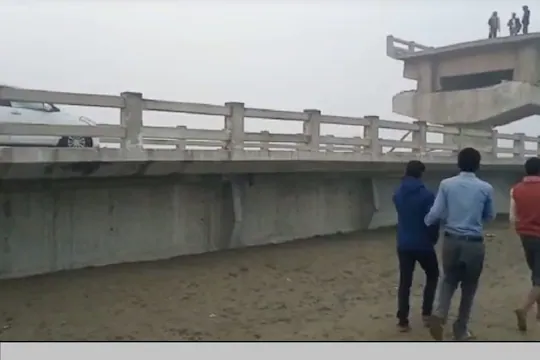 Breaking News: शाहजहांपुर में कोलाघाट पुल टूटकर गिरा, बाल-बाल बचे कार सवार