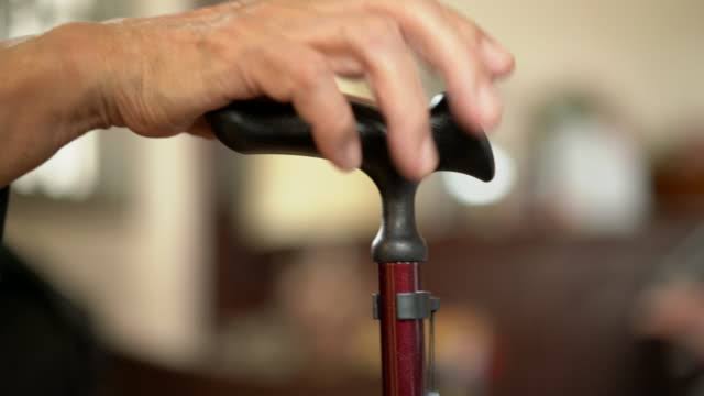 बेटे से परेशान बुजुर्ग ने 2 करोड़ की संपत्ति लिख दी जिलाधिकारी के नाम, मजिस्ट्रेट को सौंपी वसीयत की कॉपी