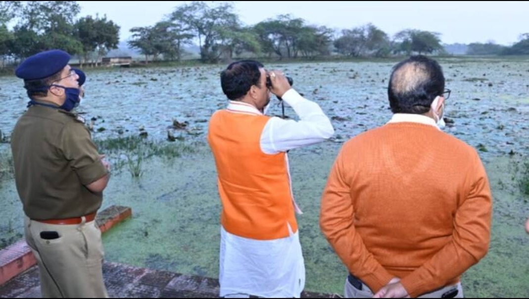 बेरोजगार भटक रहे हैं और केशव मौर्य दूरबीन से पक्षी देख रहे हैं- डिप्टी CM पर बरसे विपक्ष के साथ-साथ पूर्व IAS, पूर्व IPS ने भी  निशाना साधा