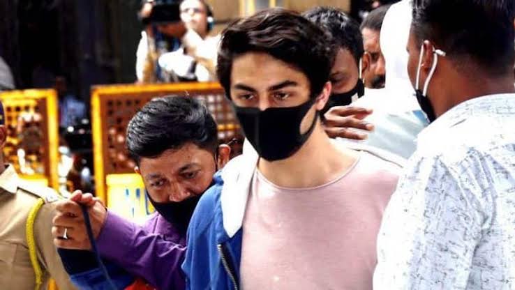 Aryan Khan: ड्रग्स मामले में आर्यन से देर रात एनसीबी दफ्तर में हुई पूछताछ, हिरासत को लेकर भी हुए सवाल-जवाब