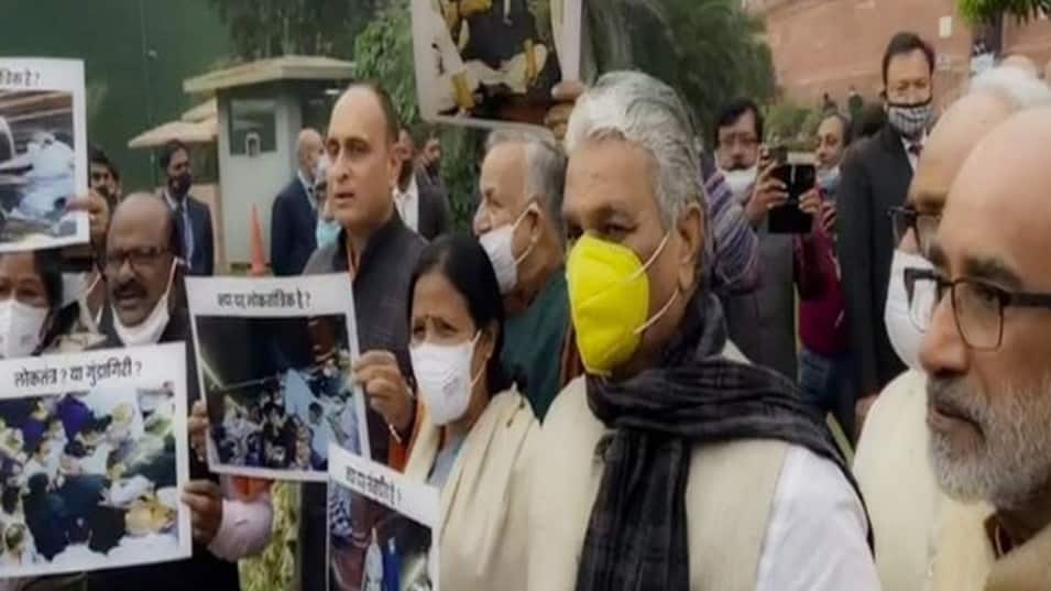 संसद में तकरार जारी, विपक्ष के रवैये के खिलाफ BJP सांसदों का धरना-प्रदर्शन