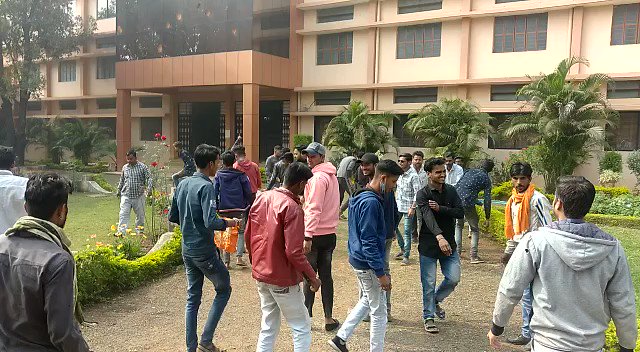 बजरंग दल के कार्यकर्ताओं द्वारा स्कूल की इमारत में तोड़फोड़, सोशल मीडिया पर कई रिपोर्टों में दावा, प्रशासन द्वारा किया गया आठ छात्रों का धर्म परिवर्तन