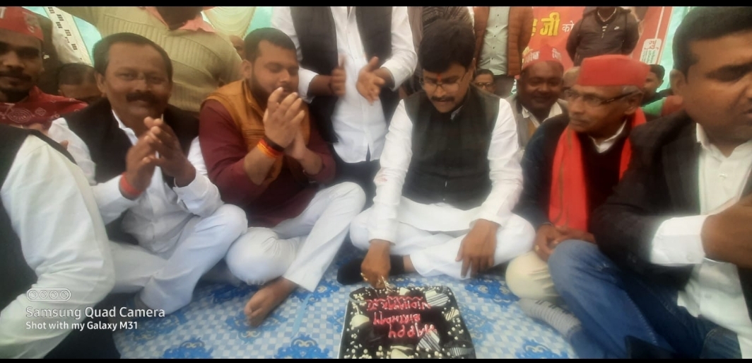 भानू यादव व त्रिभवन प्रजापति द्वारा आयोजित जन्मोत्सव समारोह में हजारों कार्यकर्ताओं के बीच पूर्व बिधायकअभय सिंह ने मनाया अपना 48वां जन्मदिन