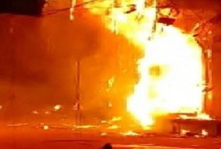 दिल्ली: मंगोलपुरी में जूता फैक्टरी में लगी आग, दमकल की करीब 20 गाड़ियां मौके पर पहुंचीं