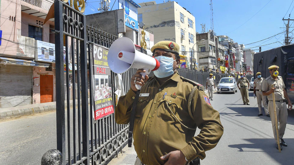 दिल्ली: सख्त पाबंदियां हुईं लागू, स्कूल-मॉल-सिनेमा बंद; जानें क्या खुला और क्या बंद
