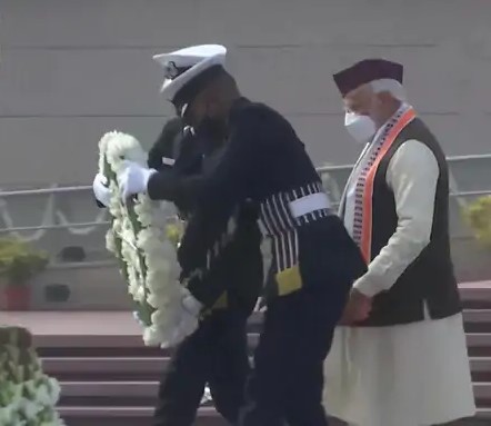 रिपब्लिक डे परेड: सेनाओं ने राजपथ, एयरफोर्स ने आसमान में दिखाया शौर्य, मोदी ने राष्ट्रपति के अंगरक्षक घोड़े विराट को रिटायरमेंट की विदाई दी