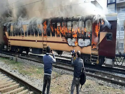बिहार-यूपी में रेलवे परीक्षार्थी हिंसक:गया में ट्रेन फूंकी, प्रयागराज में प्रदर्शन जारी; रेलवे ने परीक्षा पर रोक लगाई, थोड़ी देर में प्रेस कॉन्फ्रेंस