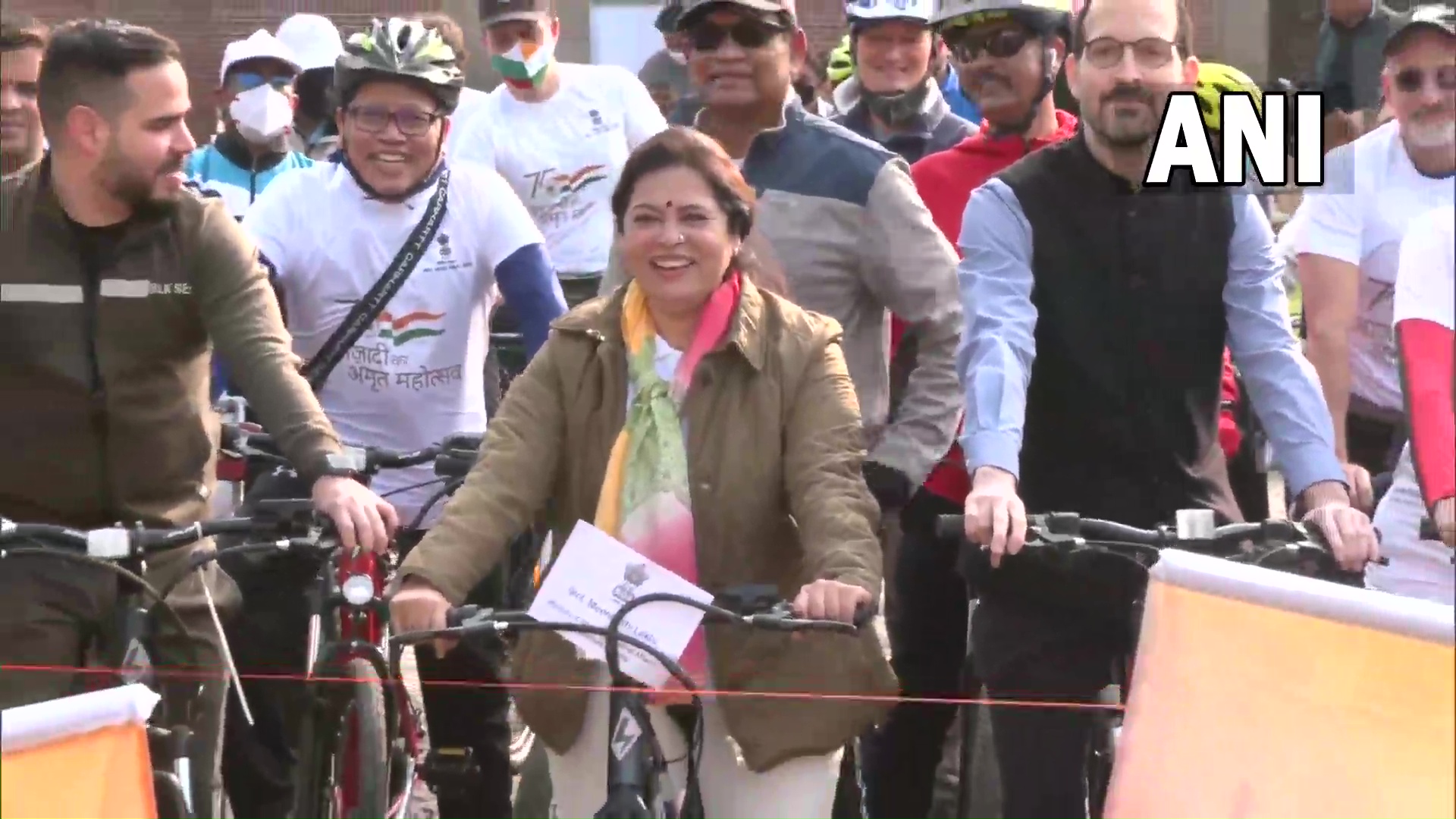विदेश राज्य मंत्री मीनाक्षी लेखी की साइकिल रैली।