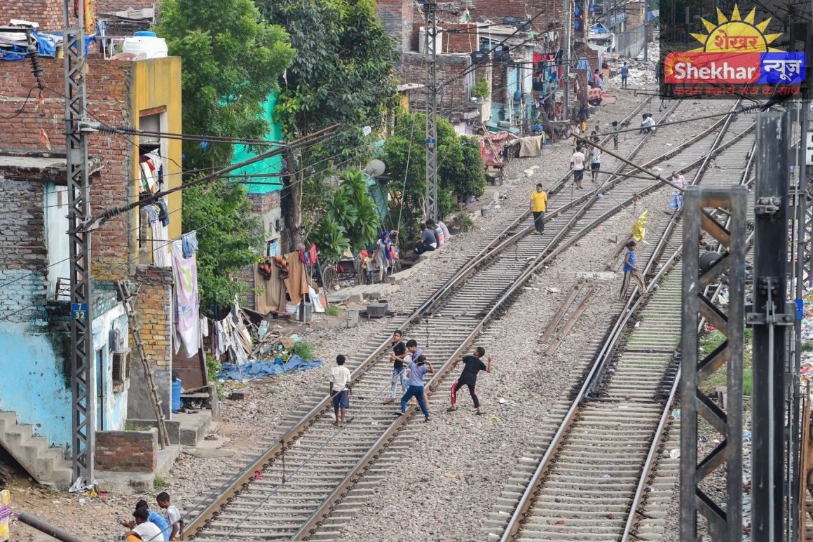 झुग्गियों में रहने वाले 78 हजार परिवारों को पक्के मकान में शिफ्ट करेगी केजरीवाल सरकार...।