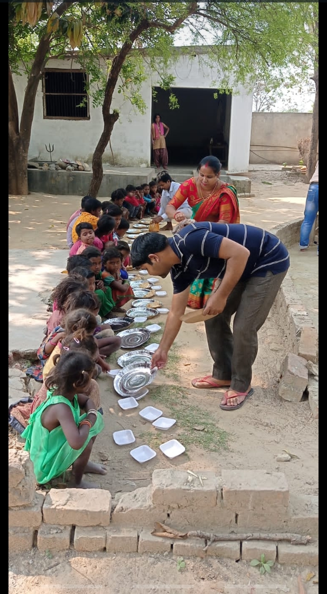 रामकैलाशसिंहसेवासमिति के माध्यम से कल दिनांक 21-03-22 को 40 गरीब बच्चों को भोजन कराया