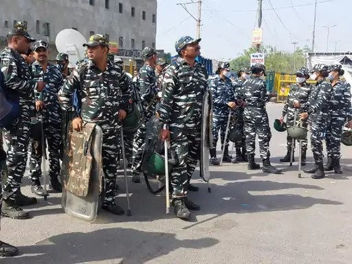 वीडियो देखे दिल्ली हिंसा LIVE: सुप्रीम कोर्ट के ऑर्डर के 2 घंटे बाद पूरी तरह रोकी गई अवैध निर्माण ढहाने की कार्रवाई, सुनवाई कल होगी