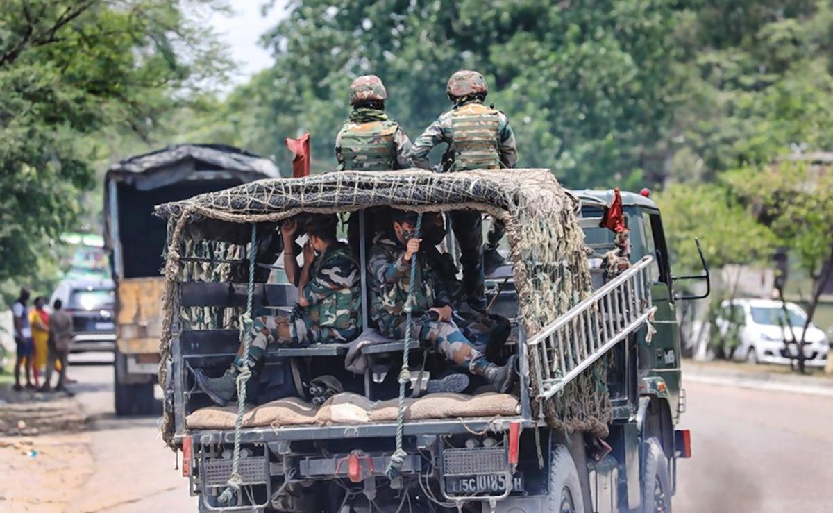 कश्मीर में टारगेट किलिंग: श्रीनगर में आतंकियों ने बंगाल के 2 मजदूरों को गोली मारी, अस्पताल में भर्ती