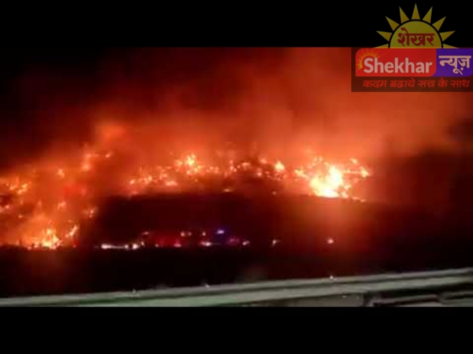 दिल्ली के करनाल उपमार्ग पर लगी आग