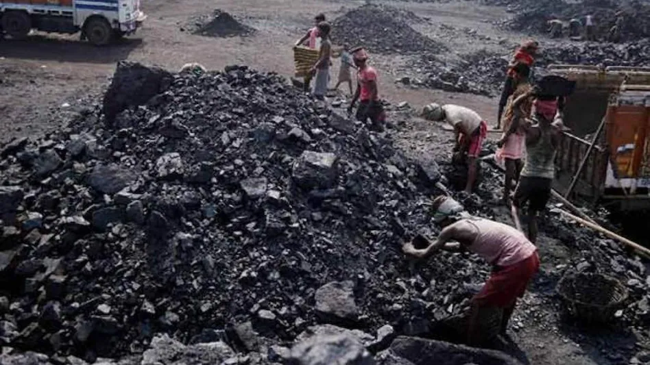 धनबाद में अवैध खनन के चलते 60 फीट धंसी कोयला खदान, 50 से ज्यादा मजदूर दबे