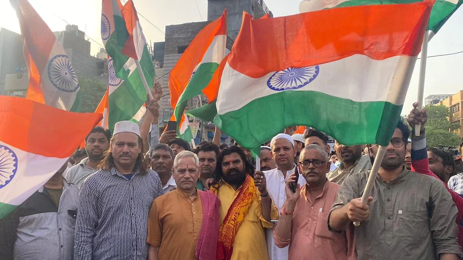 जहांगीरपुरी से तिरंगा यात्रा:भाईचारा बढ़ाने के लिए निकाली गई यात्रा, दोनों समुदायों ने भारत माता की जय के नारे लगाए
