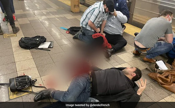 न्‍यूयॉर्क के ब्रुकलिन में बड़ा हमला, सबवे स्टेशन पर अंधाधुंध गोलीबारी, हमलावर फरार