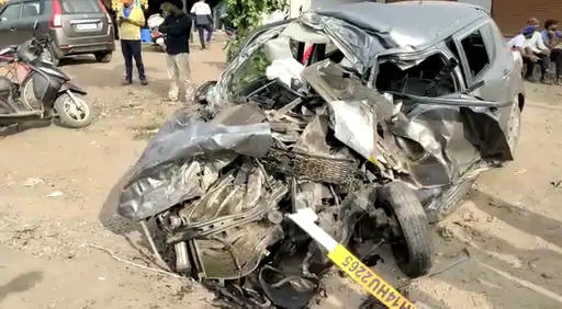 वीडियो देखे, कार डिवाइडर तोड़कर बस से टकराई, बस पलटकर होटल में जा घुसी; एक की मौत 22 जख्मी