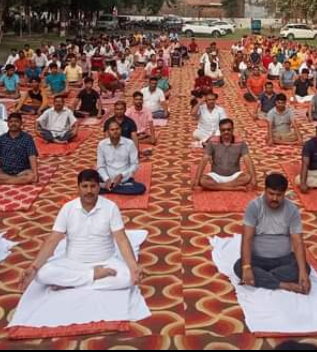 परसपुर करनैलगंज गोंडा में आज विधायक अजय सिंह जी की उपस्थिति में अंतर्राष्ट्रीय योग दिवस बहुत धूमधाम से मनाया गया