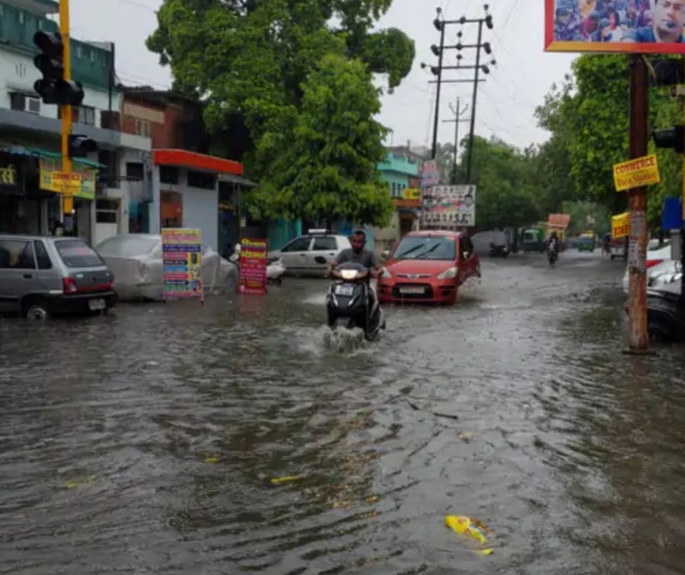 कानपुर में झमाझम बारिश बनी मुसीबत।