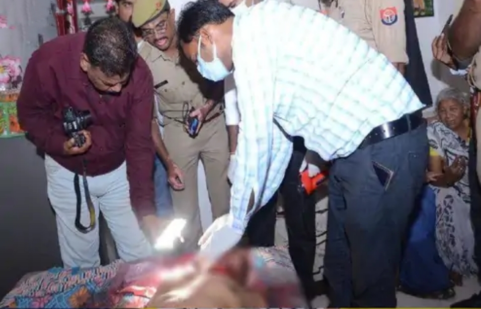 कानपुर में पिता की गला रेतकर हत्या।