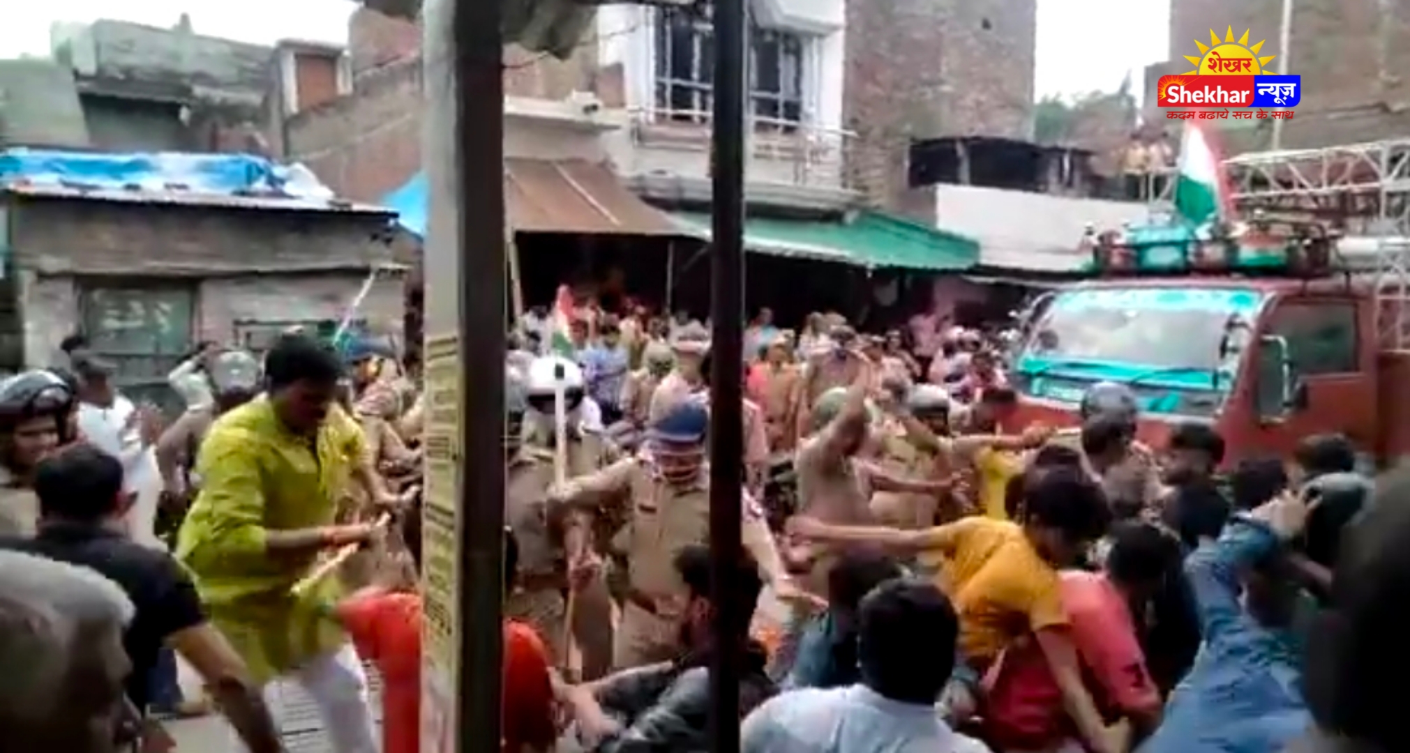 गोण्डा अपडेट :- पुलिस ने जमकर भांजी लाठीयां