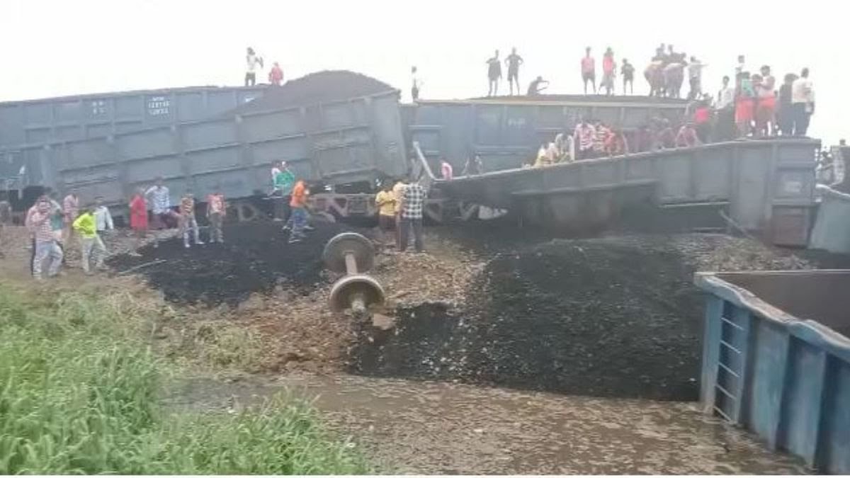 पटरी से उतरी रेल गाड़ी से सेल्फी लेते समय युवकों की गई जान।