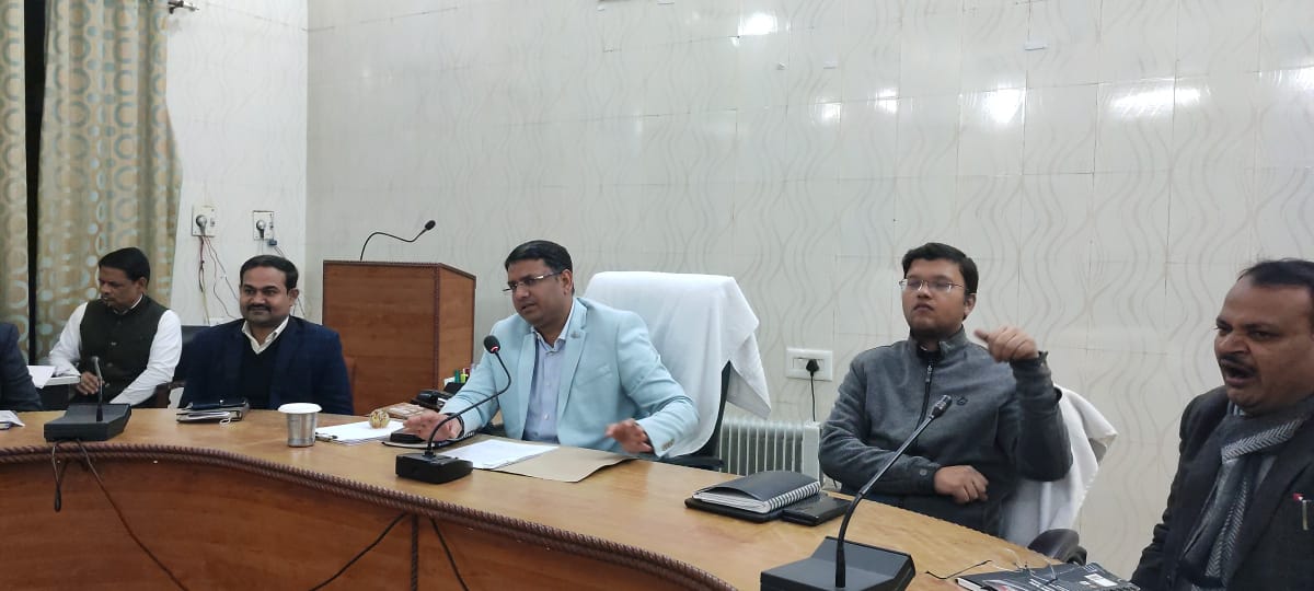 गोंडा : गणतंत्र दिवस की तैयारी को लेकर कलेक्ट्रेट सभागार में जिलाधिकारी ने की बैठक