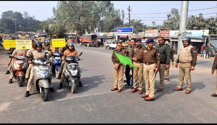 गोंडा : पुलिस अधीक्षक  आकाश तोमर के निर्देशन में अपर पुलिस अधीक्षक शिवराज गोंडा ने सड़क सुरक्षा माह के तहत स्कूटी रैली को हरी झंडी दिखाकर किया रवाना