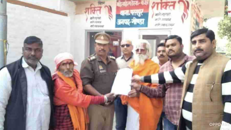 गोंडा : सनातन धर्म परिषद के अध्यक्ष डॉ स्वामी भगवताचार्य के अगुवाई में कार्यकर्ताओं ने राष्ट्रपति को संबोधित ज्ञापन सौंपकर कार्यवाही की उठाई मांग