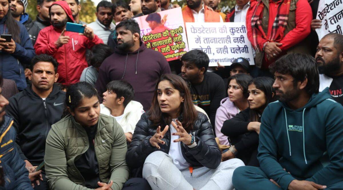 विनेश फोगट और साक्षी मलिक, दो पहलवानों ने डब्ल्यूएफआई (WFI) अध्यक्ष पर यौन उत्पीड़न का आरोप लगाया.