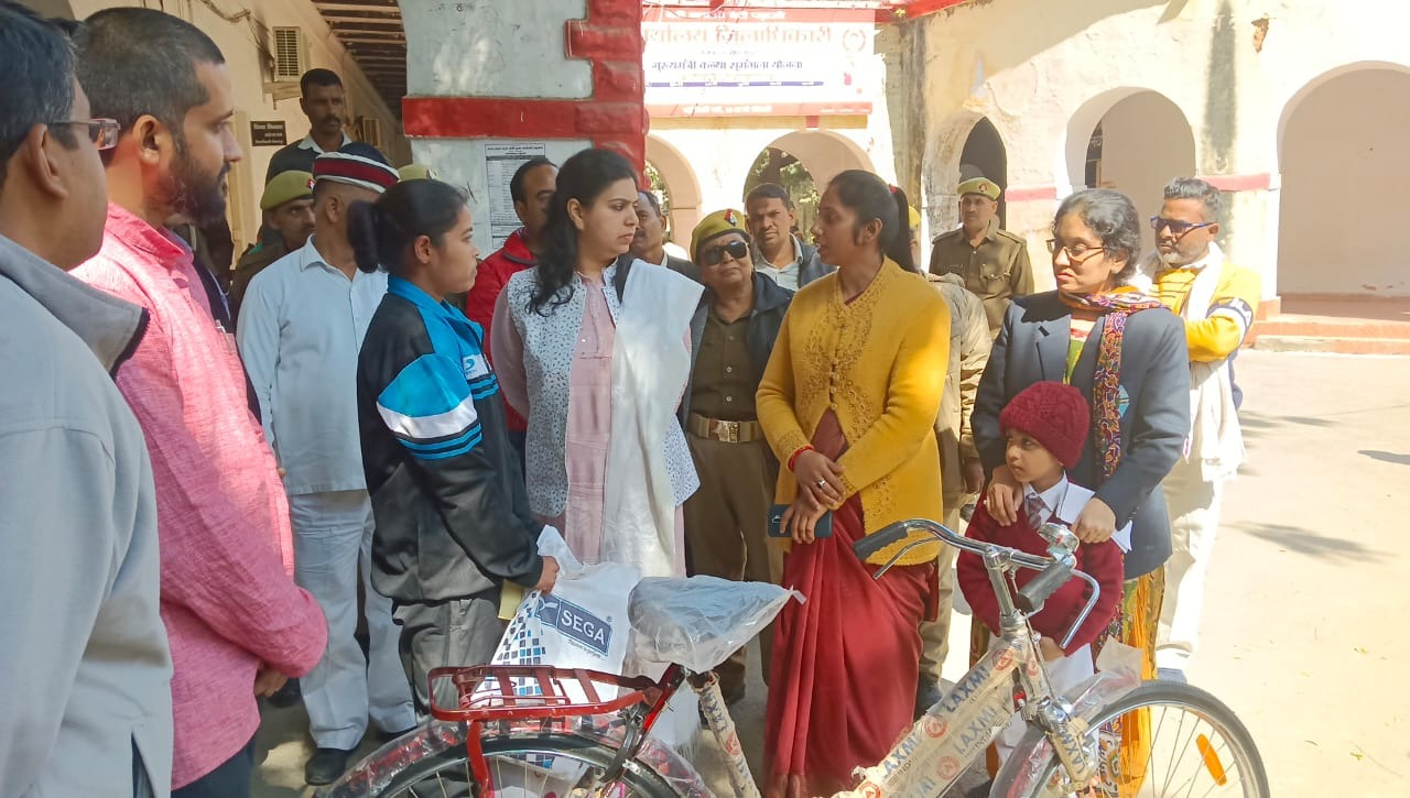 रेणुका गौतम को जिलाधिकारी ने साईकिल ट्रैक सूट जूता आदि सामग्री से  किया प्रोत्साहित