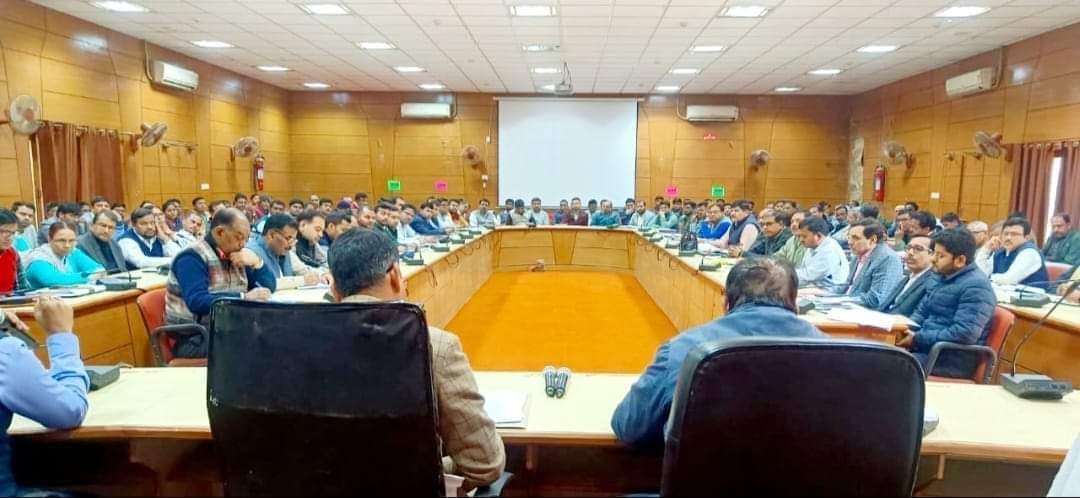 गोंडा : माध्यमिक शिक्षा परिषद की बोर्ड परीक्षाओं को नकल विहीन व शांति पूर्ण तरीके से संपन्न कराने को लेकर जिला पंचायत सभागार में हुई बैठक , डीएम ने स्टैटिक व सेक्टर मजिस्ट्रेट को दिए निर्देश