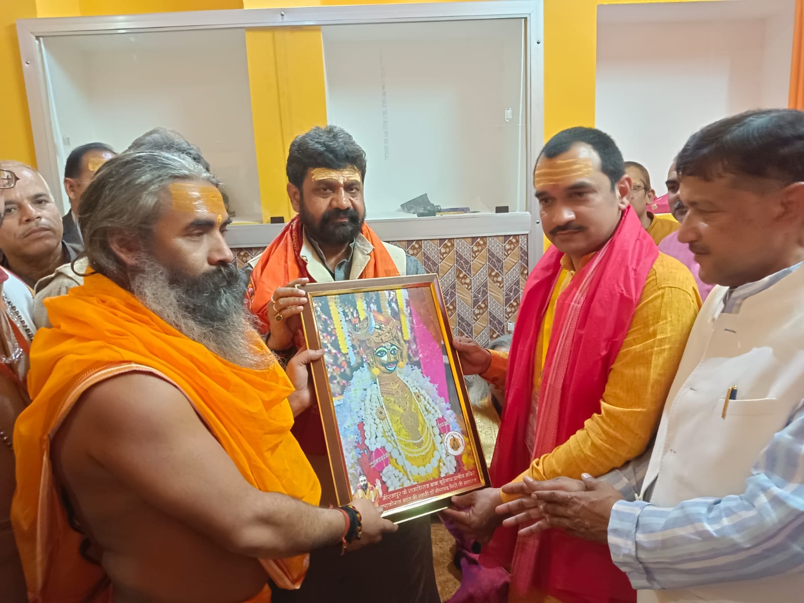 श्री बूढ़ेनाथ मन्दिर से निकाली गयी भव्य पालकी यात्रा, नगर वासियों ने फूल बरसाकर किया स्वागत।