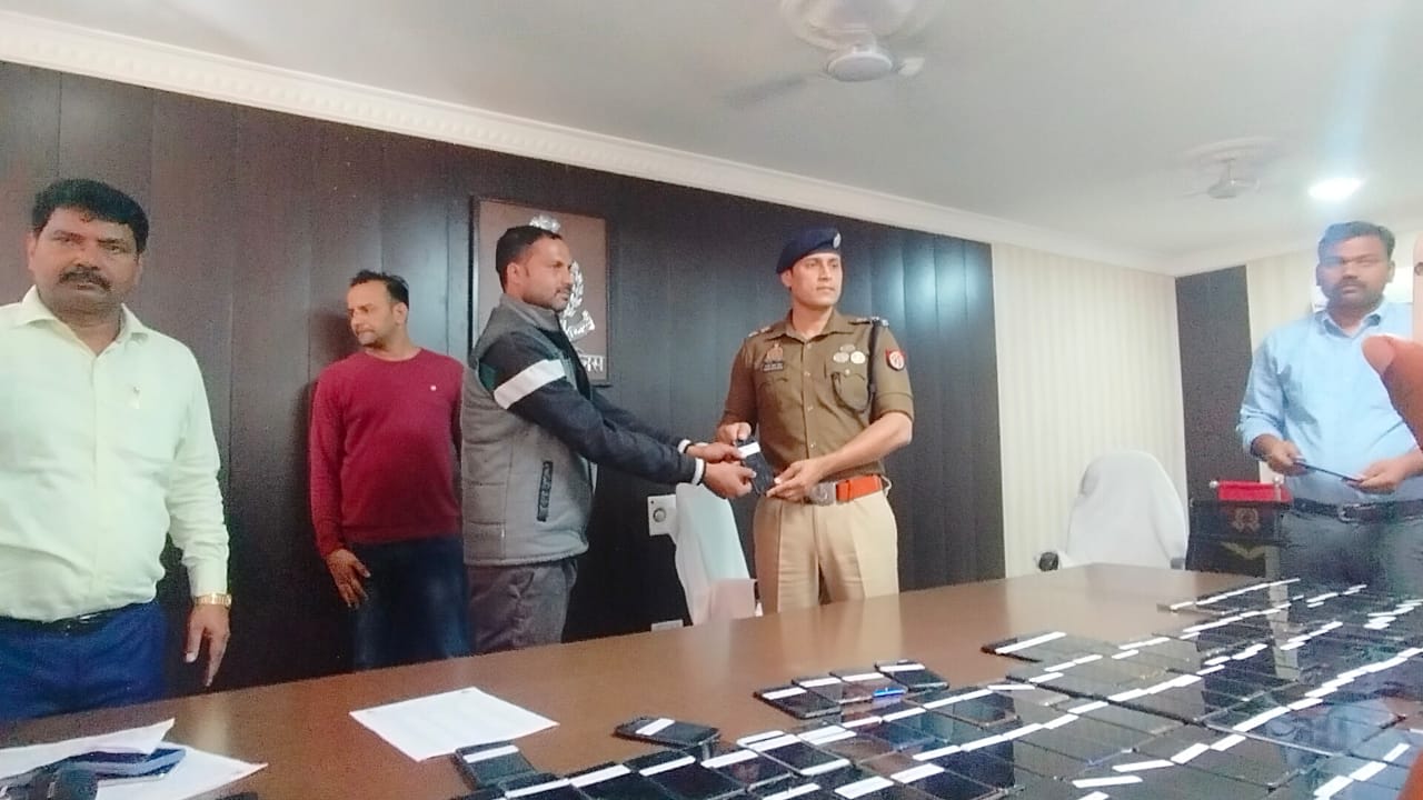 मिर्जापुर पुलिस की मुस्तैदी से  152  मोबाइल फोन बरामद